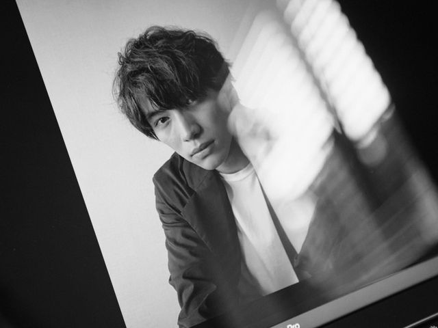 福士蒼汰、自宅で撮影したPC越しのポートレート（3枚目）