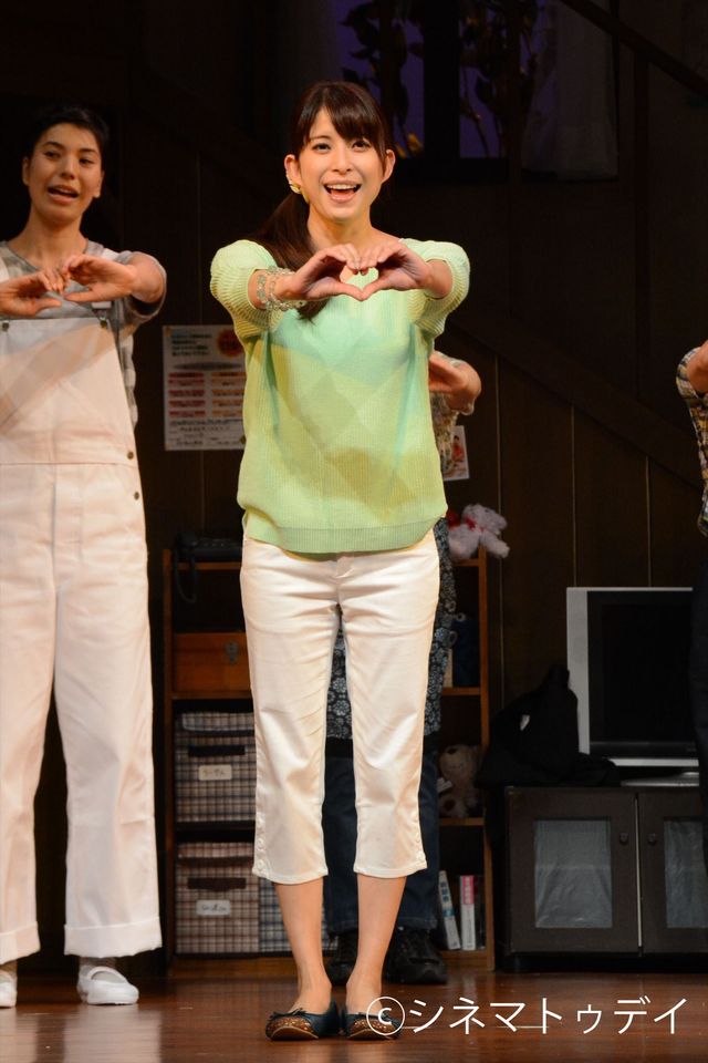上原多香子、笑顔で女優復帰！舞台「くちづけ」公開ゲネプロ・囲み取材フォトギャラリー（2枚目）