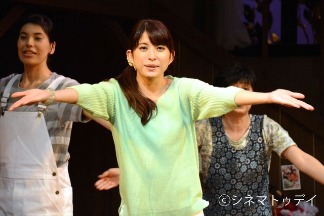 上原多香子、笑顔で女優復帰！舞台「くちづけ」公開ゲネプロ・囲み取材フォトギャラリー（3枚目）