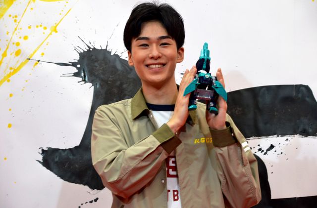 吉田晴登、新メテオカイジュウ・ガメドンを手に笑顔！