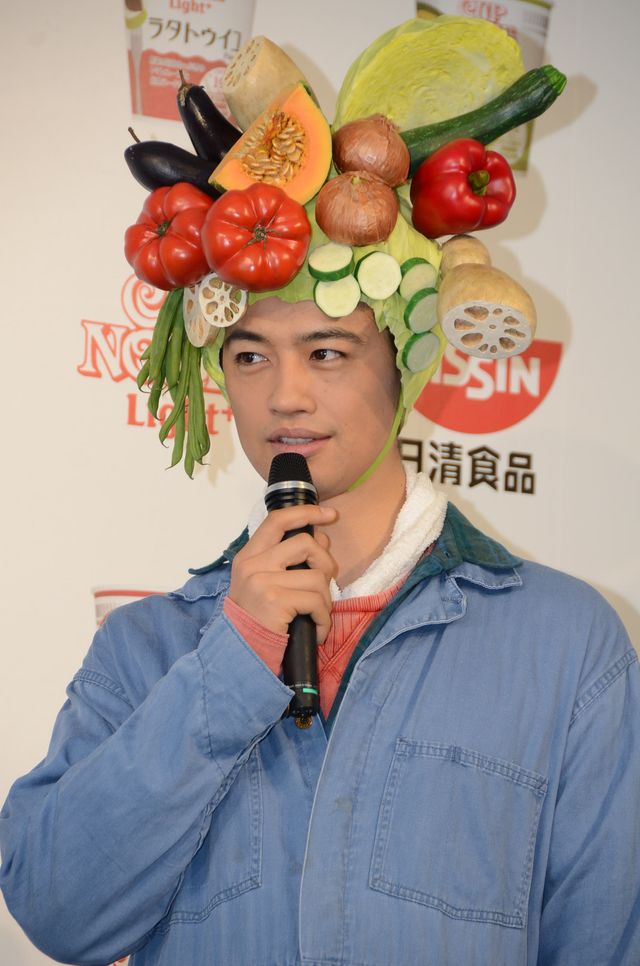 斎藤工、野菜かぶり物姿で登場！フォトギャラリー（8枚目）