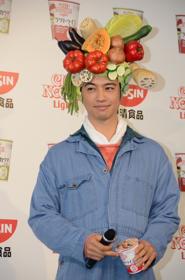 斎藤工、野菜かぶり物姿で登場！フォトギャラリー（9枚目）
