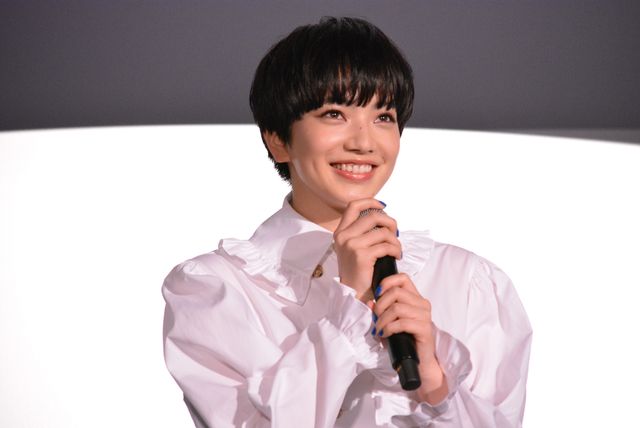 小松菜奈に大泉洋が花束贈る『恋は雨上がりのように』初日舞台あいさつ：フォトギャラリー