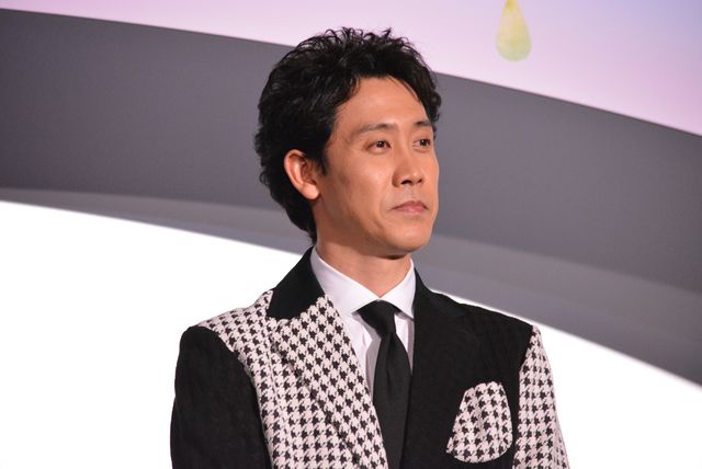 小松菜奈に大泉洋が花束贈る『恋は雨上がりのように』初日舞台あいさつ（2枚目）