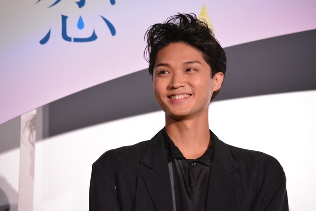 小松菜奈に大泉洋が花束贈る『恋は雨上がりのように』初日舞台あいさつ（5枚目）