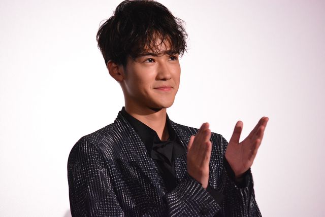 小松菜奈に大泉洋が花束贈る『恋は雨上がりのように』初日舞台あいさつ（8枚目）