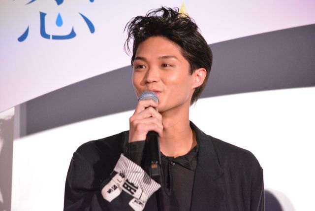 小松菜奈に大泉洋が花束贈る『恋は雨上がりのように』初日舞台あいさつ（10枚目）