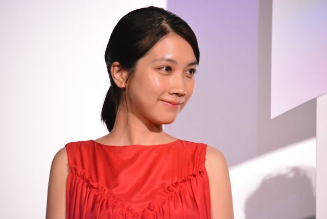 小松菜奈に大泉洋が花束贈る『恋は雨上がりのように』初日舞台あいさつ（11枚目）