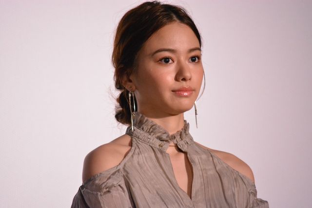 小松菜奈に大泉洋が花束贈る『恋は雨上がりのように』初日舞台あいさつ（14枚目）