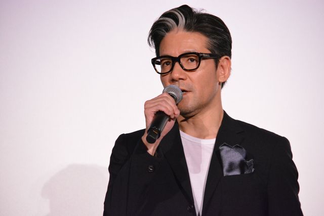 小松菜奈に大泉洋が花束贈る『恋は雨上がりのように』初日舞台あいさつ（15枚目）