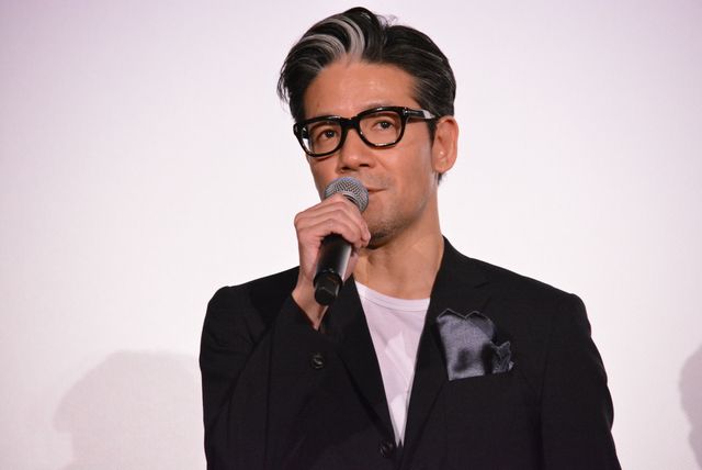 小松菜奈に大泉洋が花束贈る『恋は雨上がりのように』初日舞台あいさつ（16枚目）