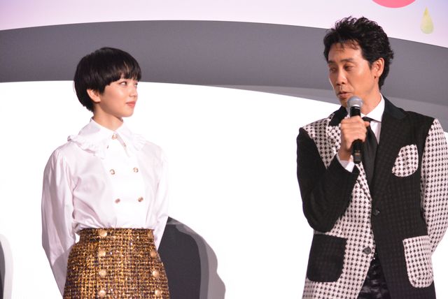 小松菜奈に大泉洋が花束贈る『恋は雨上がりのように』初日舞台あいさつ（17枚目）