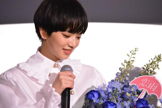 小松菜奈に大泉洋が花束贈る『恋は雨上がりのように』初日舞台あいさつ（18枚目）