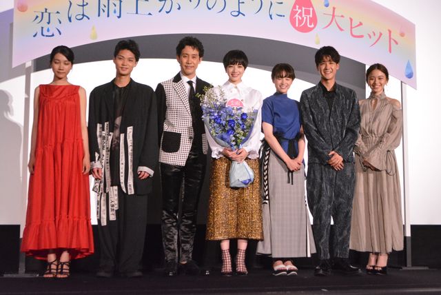 小松菜奈に大泉洋が花束贈る『恋は雨上がりのように』初日舞台あいさつ（19枚目）