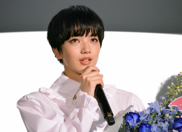 小松菜奈に大泉洋が花束贈る『恋は雨上がりのように』初日舞台あいさつ（20枚目）