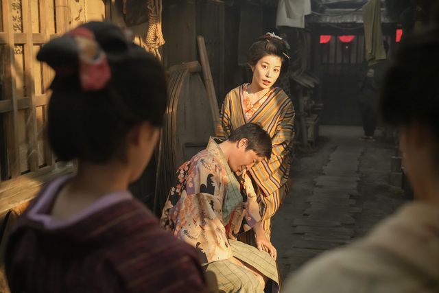 借金を背負った家族を養う遊女・なみ（さとうほなみ） …「ばけばけ」第5回場面写真：フォトギャラリー