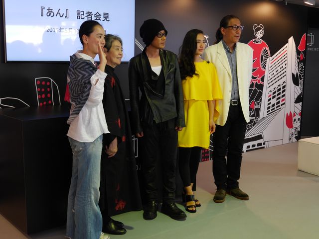 樹木希林、孫娘とカンヌで笑顔！フォトギャラリー（10枚目）