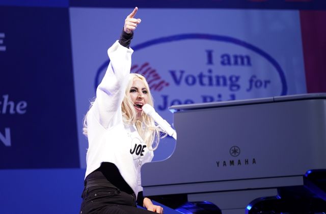 米シンガーソングライターのレディー・ガガ(写真)と米女優・歌手のジェニファー・ロペスが、20日に行われるバイデン次期大統領の就任式でパフォーマンスを行うことが分かった。写真は昨年11月のバイデン氏の選挙イベント。米ピッツバーグで撮影