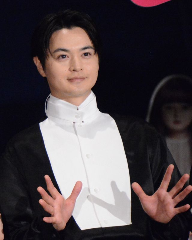 長澤まさみのドレスに熱視線！『ドールハウス』初日舞台あいさつ（12枚目）