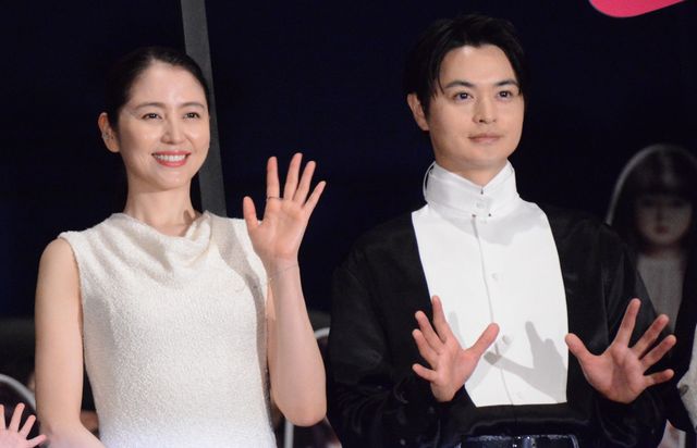 長澤まさみのドレスに熱視線！『ドールハウス』初日舞台あいさつ（16枚目）