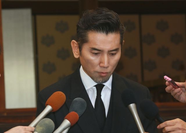 樹木希林さんの告別式前に取材に応じた本木雅弘：フォトギャラリー