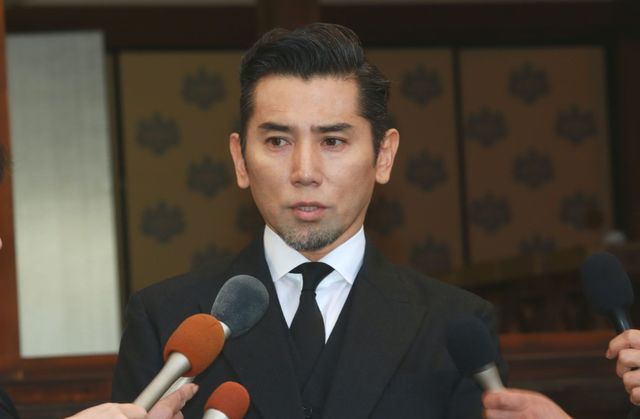 樹木希林さんの告別式前に取材に応じた本木雅弘（2枚目）