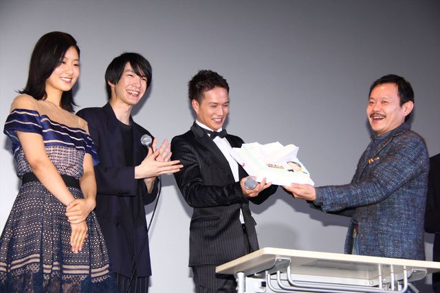 市原隼人、サプライズの誕生日ケーキに満面の笑み！フォトギャラリー（2枚目）