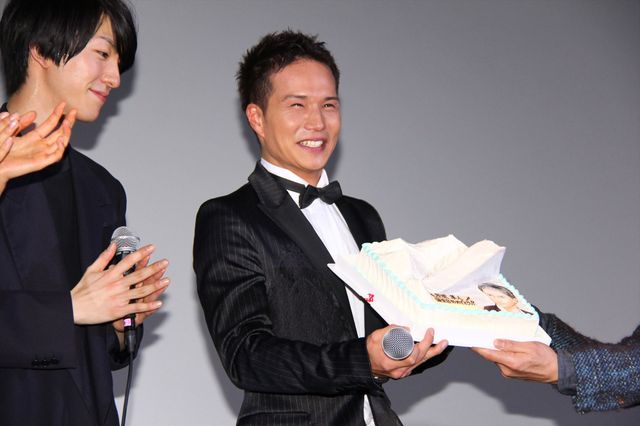 市原隼人、サプライズの誕生日ケーキに満面の笑み！フォトギャラリー（3枚目）