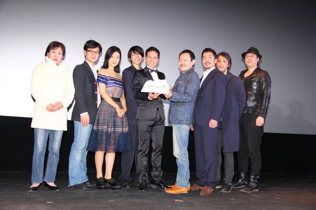 市原隼人、サプライズの誕生日ケーキに満面の笑み！フォトギャラリー（4枚目）