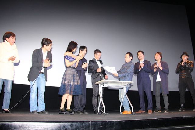 市原隼人、サプライズの誕生日ケーキに満面の笑み！フォトギャラリー（6枚目）