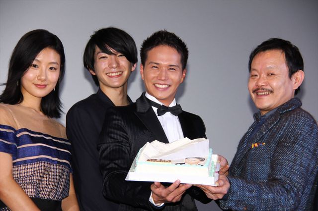 市原隼人、サプライズの誕生日ケーキに満面の笑み！フォトギャラリー
