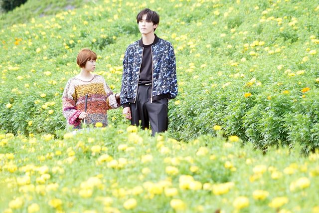 杉咲花＆杉野遥亮が花畑で…ドラマ「恋です！～ヤンキー君と白杖ガール～」第1話場面カット：フォトギャラリー