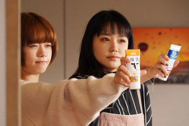 杉咲花＆杉野遥亮が花畑で…ドラマ「恋です！～ヤンキー君と白杖ガール～」第1話場面カット（3枚目）