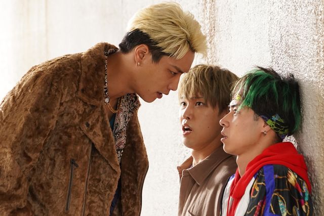 杉咲花＆杉野遥亮が花畑で…ドラマ「恋です！～ヤンキー君と白杖ガール～」第1話場面カット（5枚目）