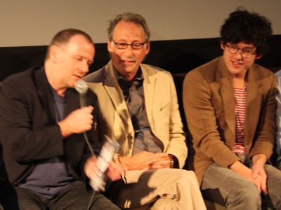 主演のクリス・ランガム（中央）、日英ハーフのウィル・シャープ監督（右隣）
