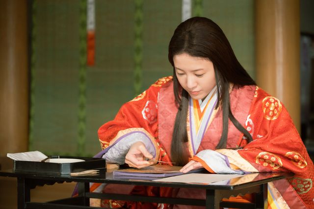 「源氏物語」豪華本の制作過程…「光る君へ」第37回場面写真（8枚目）