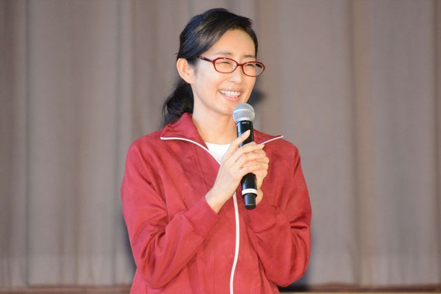 木村多江、メガネ&ジャージ姿で登場！映画『金メダル男』イベント ギャラリー（12枚目）