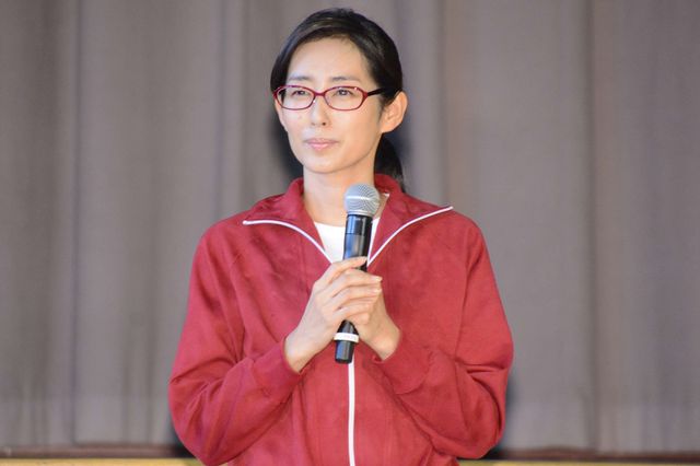 木村多江、メガネ&ジャージ姿で登場！映画『金メダル男』イベント ギャラリー（16枚目）
