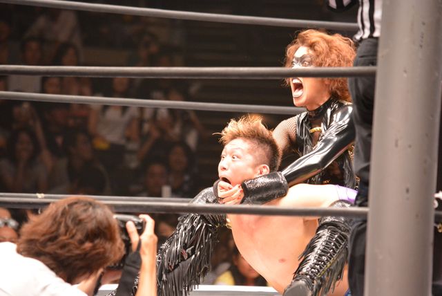 LiLiCo、プロレスデビューも惜敗！　「必ずベルトを奪い返す」　画像ギャラリー（6枚目）