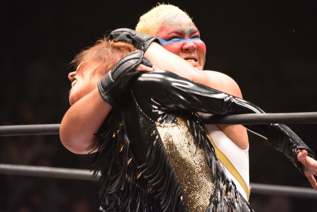 LiLiCo、プロレスデビューも惜敗！　「必ずベルトを奪い返す」　画像ギャラリー（7枚目）