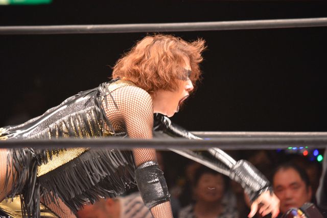 LiLiCo、プロレスデビューも惜敗！　「必ずベルトを奪い返す」　画像ギャラリー（10枚目）