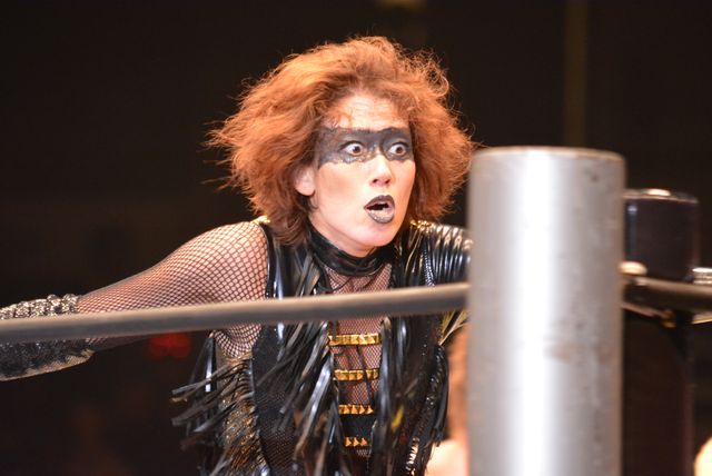 LiLiCo、プロレスデビューも惜敗！　「必ずベルトを奪い返す」　画像ギャラリー（12枚目）