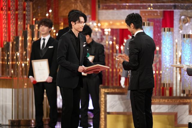 新人俳優賞を受賞した松村北斗と、プレゼンターの西島秀俊