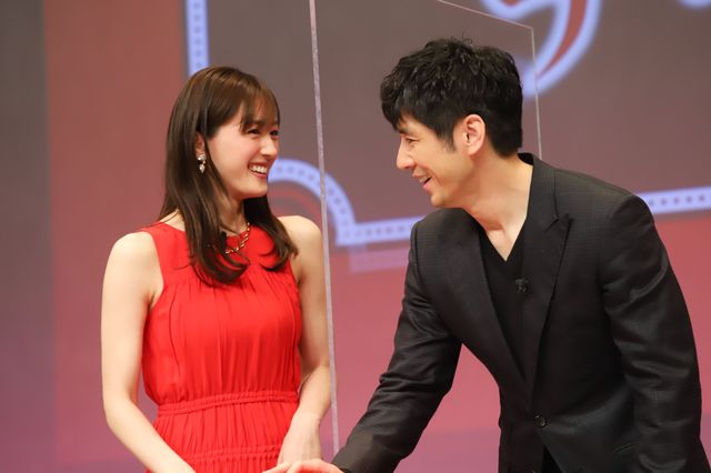 綾瀬はるか&西島秀俊、息ぴったり!『奥様は、取り扱い注意』公開直前イベント:フォトギャラリー