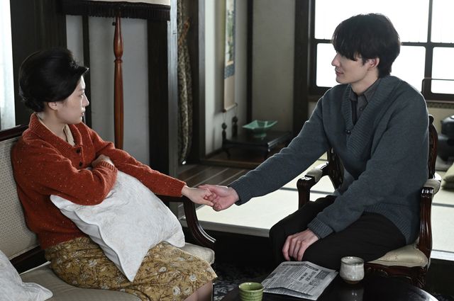 手を取り合う寅子（伊藤沙莉）と航一（岡田将生）…「虎に翼」第24週「女三人あれば身代が潰れる？」第116回：フォトギャラリー