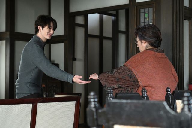 手を取り合う寅子（伊藤沙莉）と航一（岡田将生）…「虎に翼」第24週「女三人あれば身代が潰れる？」第116回（2枚目）