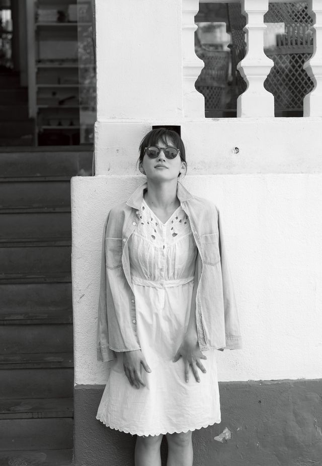 綾瀬はるか、砂浜に寝ころぶ姿が美しい！「ハルカノイセカイ 03 リスボン」：フォトギャラリー