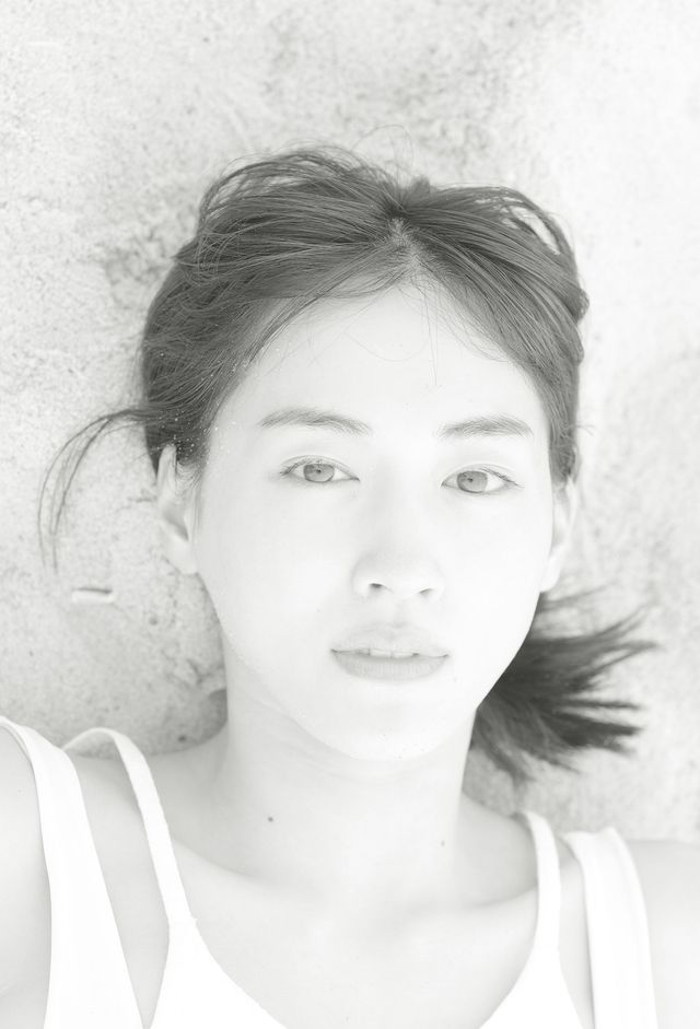 綾瀬はるか、砂浜に寝ころぶ姿が美しい！「ハルカノイセカイ 03 リスボン」（7枚目）