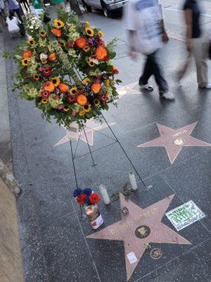 ハリウッドのウォーク・オブ・フェイムには、デニスさんを追悼する花が飾られている