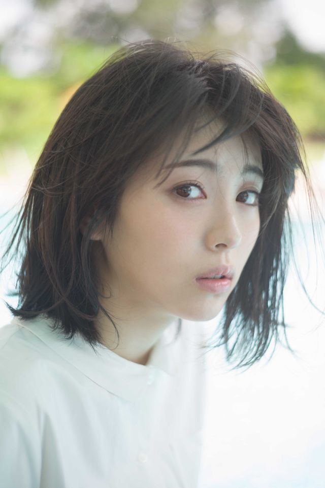 浜辺美波の透明感あふれる魅力満載！美麗カット8枚「浜辺美波　2019カレンダーブック」より（6枚目）